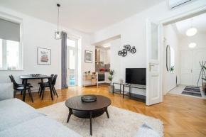 Stylish Flat with Terrace and AC